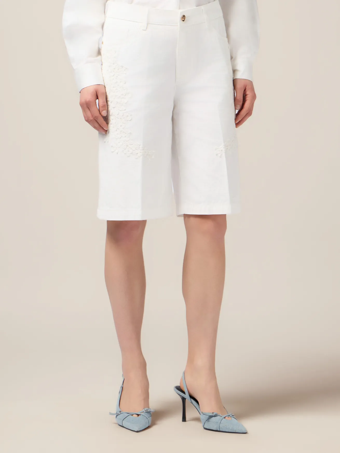 Baumwoll-Bermudas mit Blumenstickereien