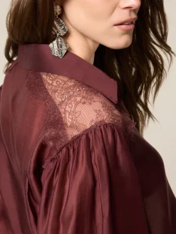 Bluse mit Spitzeneinsätzen