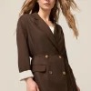 Doppelreihiger Blazer aus Satin mit Gürtel