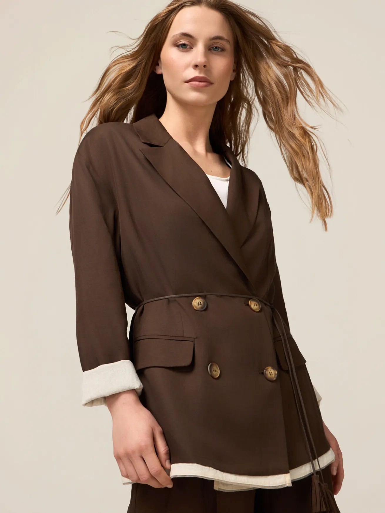 Doppelreihiger Blazer aus Satin mit Gürtel