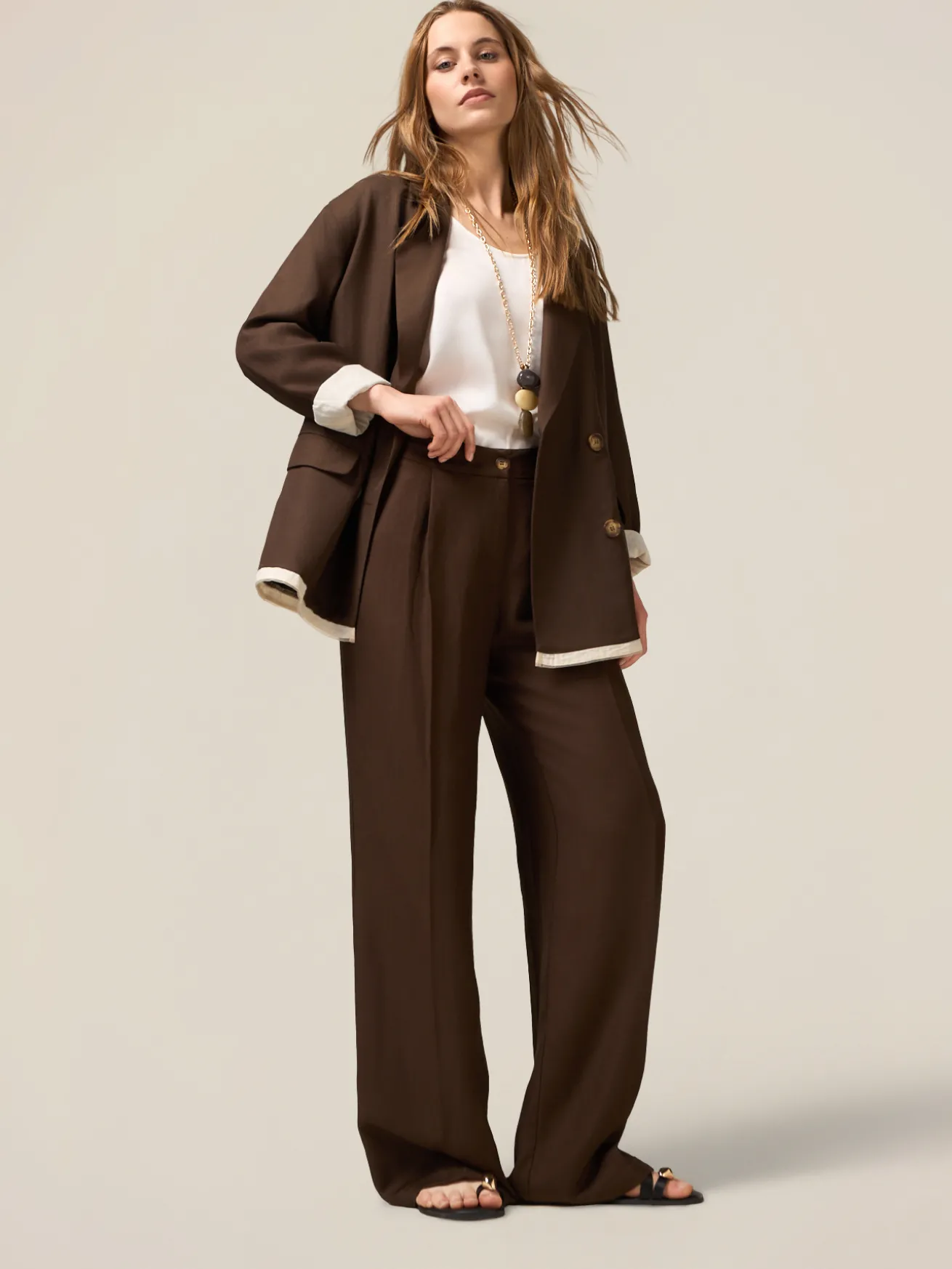 Doppelreihiger Blazer aus Satin mit Gürtel
