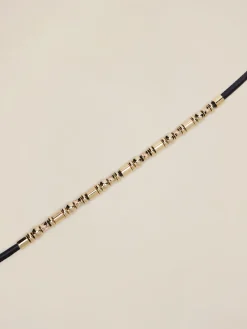 Gürtel mit Metallteilen