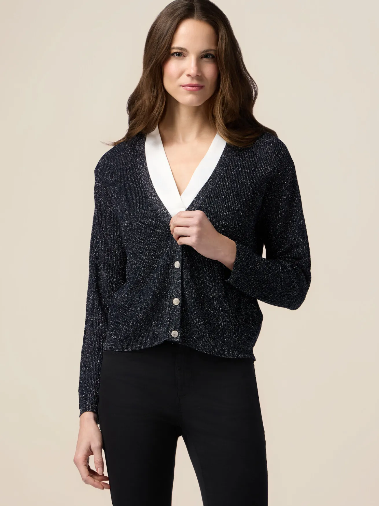Lurex-Strickjacke mit Schmuckknöpfen