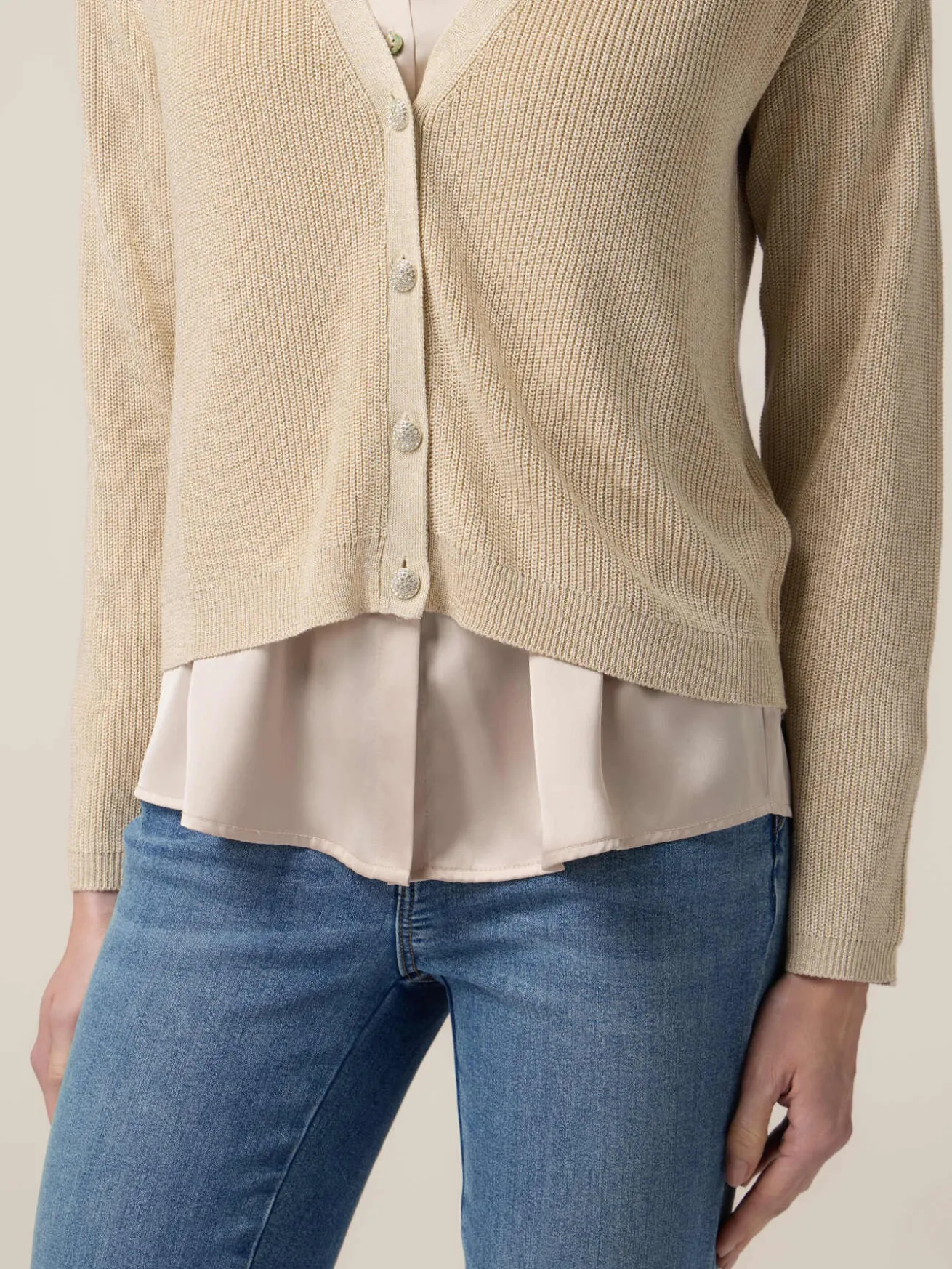 Lurex-Strickjacke mit Schmuckknöpfen