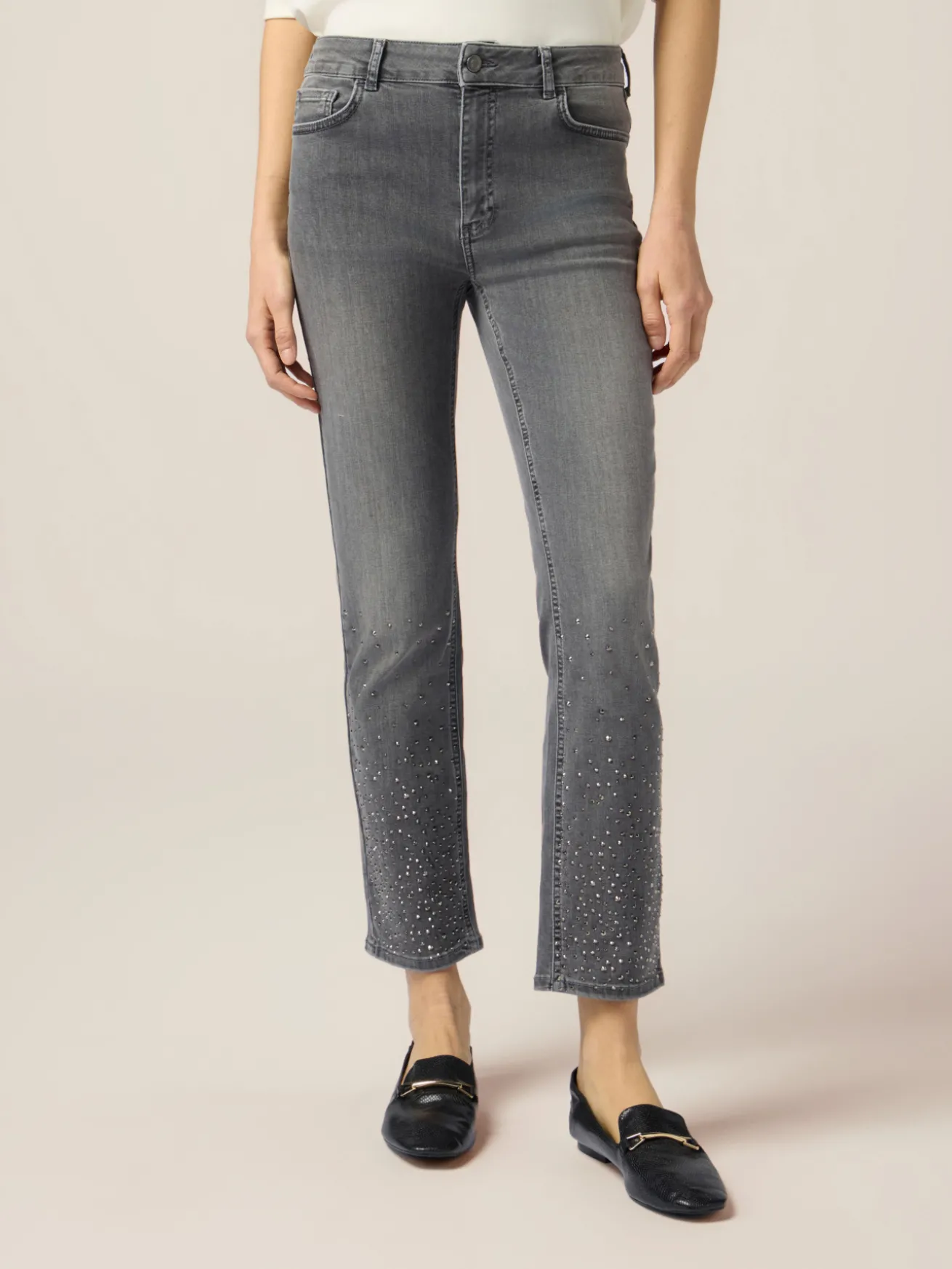 Reguläre Jeans mit dekorativen Nieten