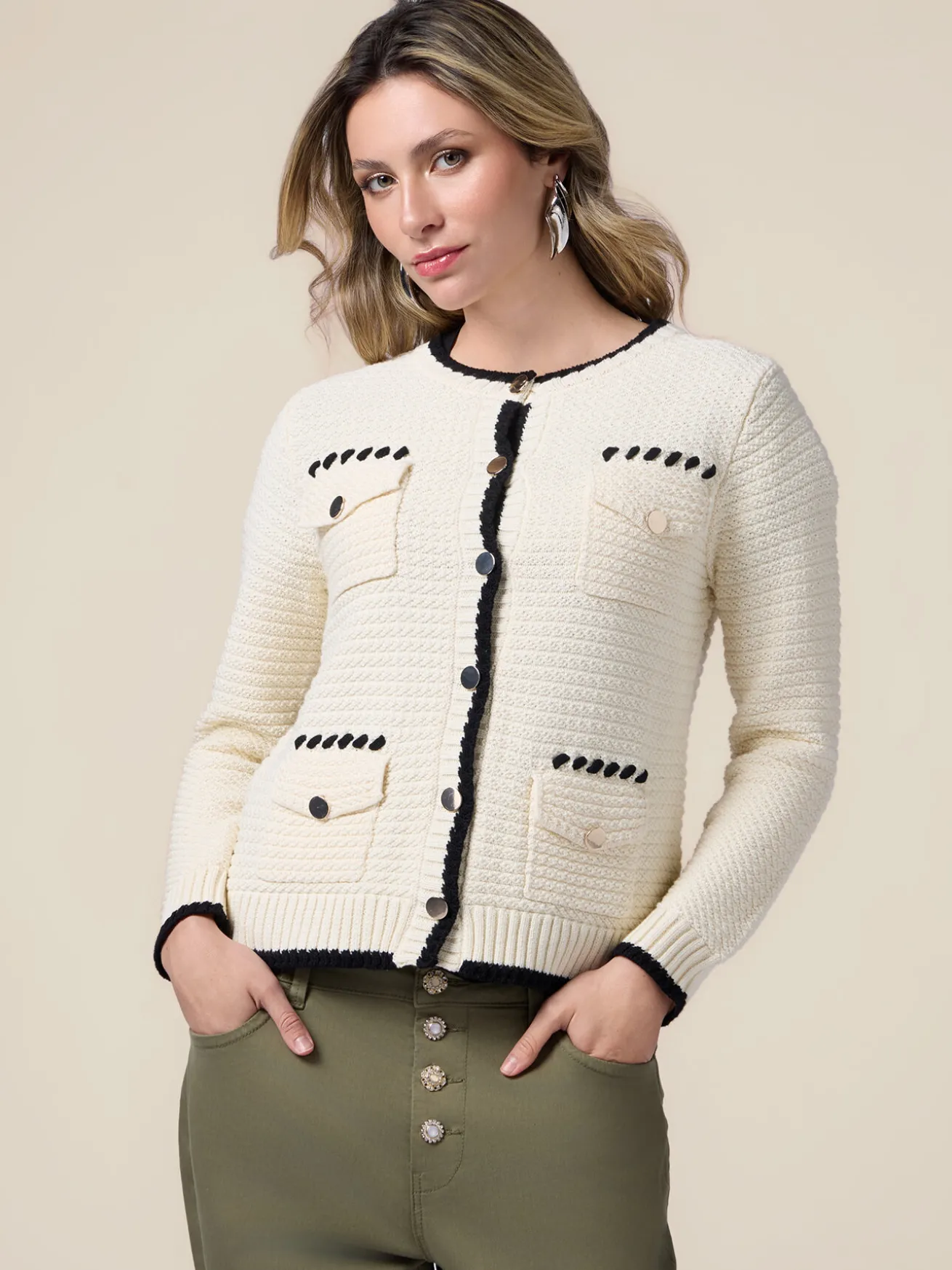 Strickjacke mit Taschen und Kontrastdetails