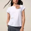 T-Shirt mit Blumenbrosche